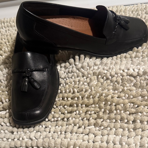 Naturalizer Black Leather Tassel Loafers for Women - Picture 2 of 4